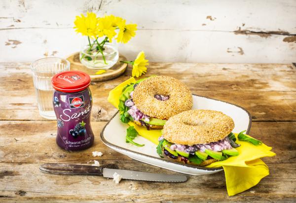 Bagel mit Hüttenkäse, Marmelade und Avocado