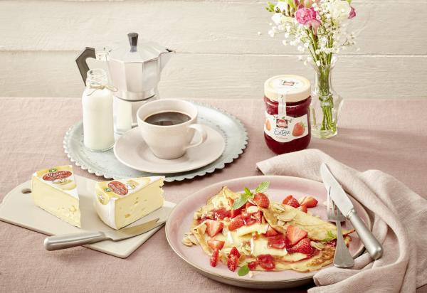 Gefüllte Pfannkuchen mit Erdbeeren und Allgäuer Rahm Torte