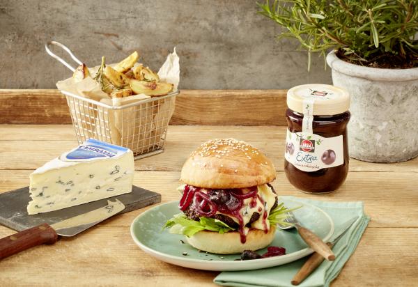 Cambozola Burger mit karamelisierten Schwarzkirsch-Zwiebeln