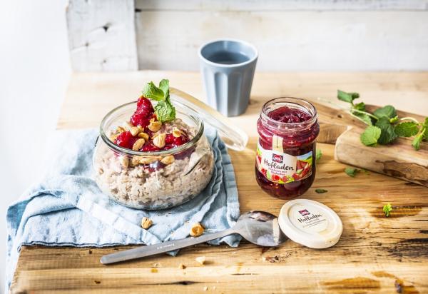 Fruchtiges Porridge mit Mandeln
