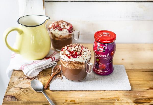 Heiße Schokolade mit Kirschmarmelade
