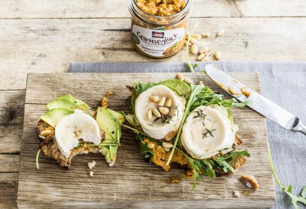 Mediterrane Stulle mit karamellisiertem Ziegenkäse und Rucola