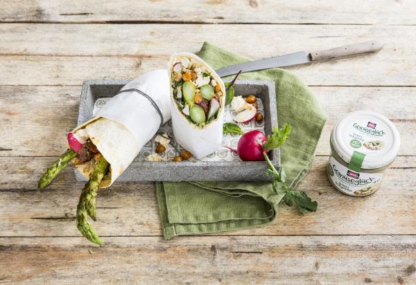 Gemüse Wrap mit gegrilltem Spargel und Hirtenkäse
