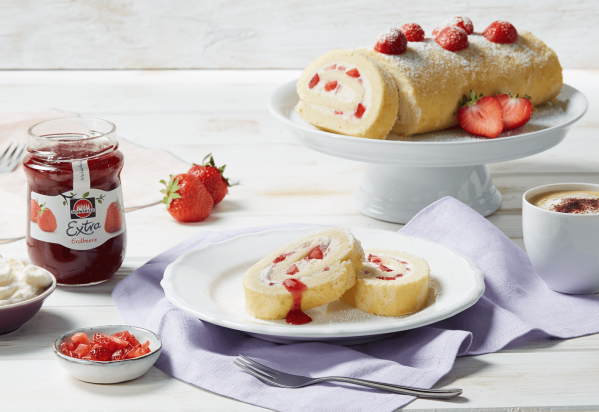Biskuitrolle mit Erdbeeren