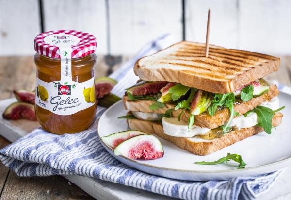 Süßes Sandwich mit Ziegenkäse und Quittengelee