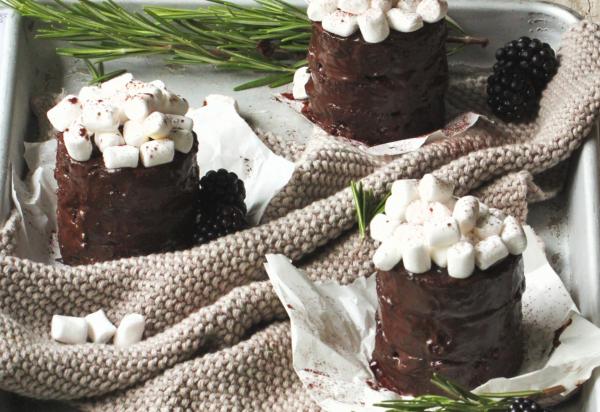 Lebkuchen-Brownies mit Brombeergelee