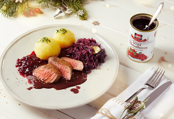 Rehbraten mit Klößen und Blaukraut