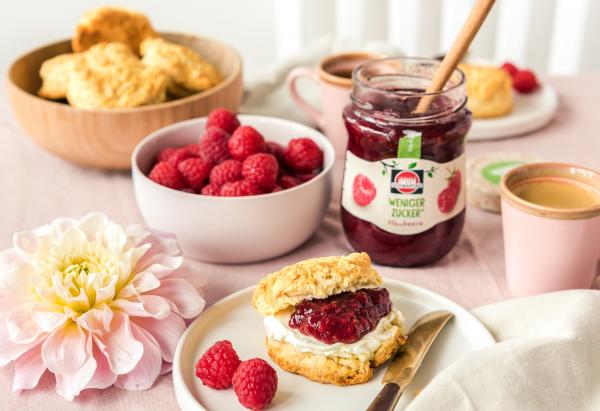 Scones mit Himbeer-Fruchtaufstrich