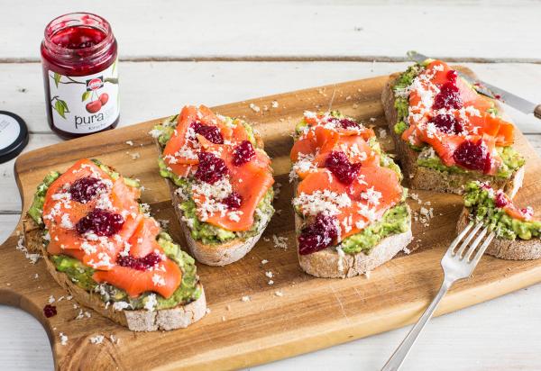Stulle mit Lachs, Avocado und Kirsche
