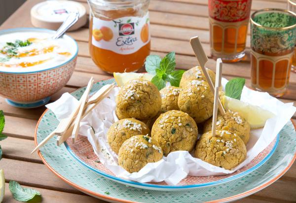 Kichererbsen-Falafel mit Aprikosen-Minze-Dip 