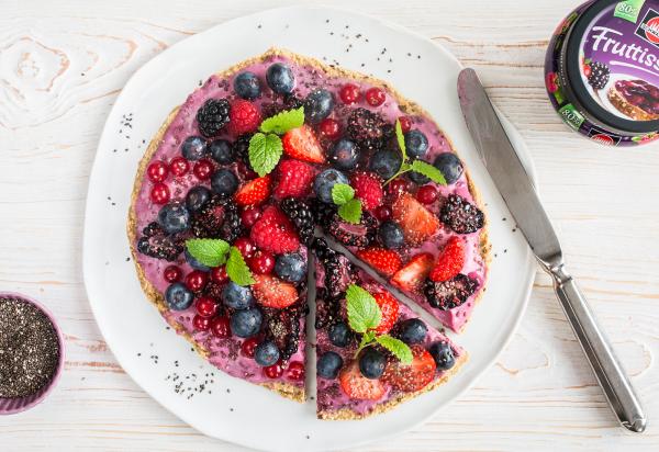 Frühstückspizza mit Marmelade und Beeren