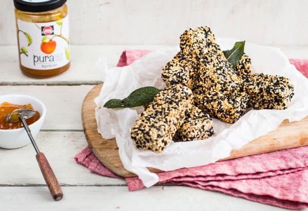 Gebackener Feta in Sesamkruste mit fruchtigen Dips