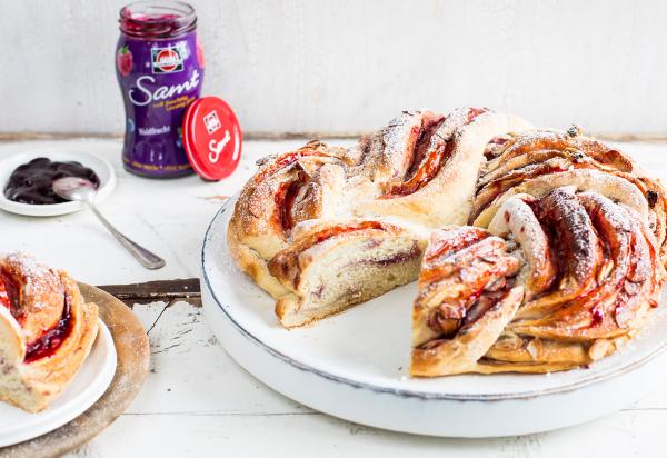 Samtiger Hefezopf mit Marmelade