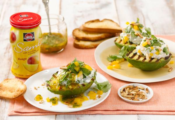 Gegrillte Avocado mit Ziegenfrischkäse und Mangosauce