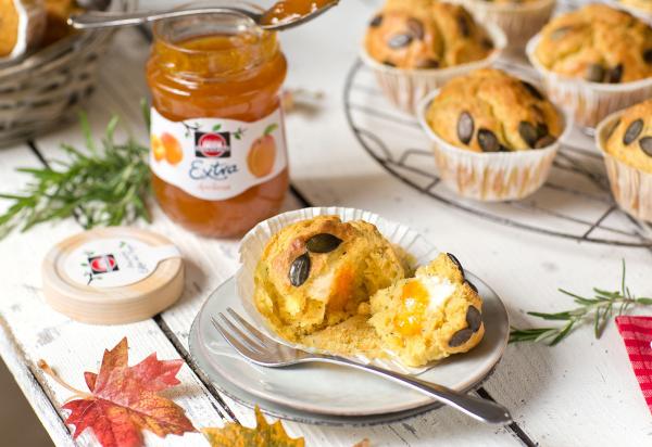 Frühstücksmuffins mit Ziegenkäse-Aprikosenkern