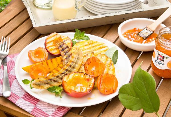 Gegrilltes Obst mit Aprikosenglasur 