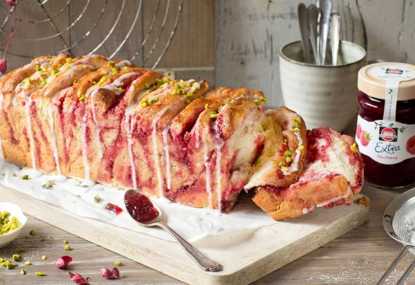 Zupfbrot mit Himbeer-Konfitüre