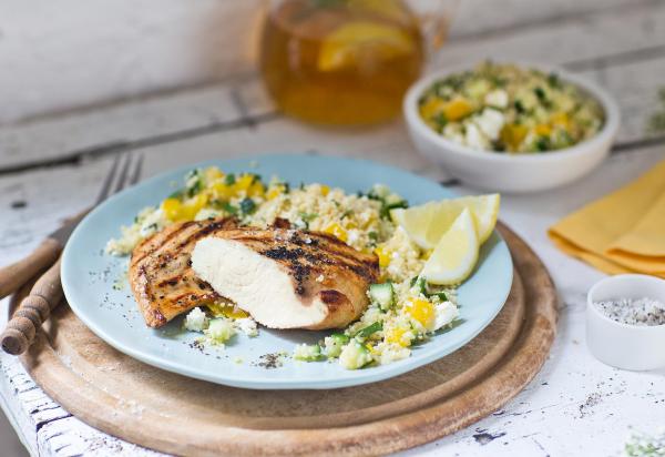 Putensteak in Aprikosenmarinade mit Couscous-Salat