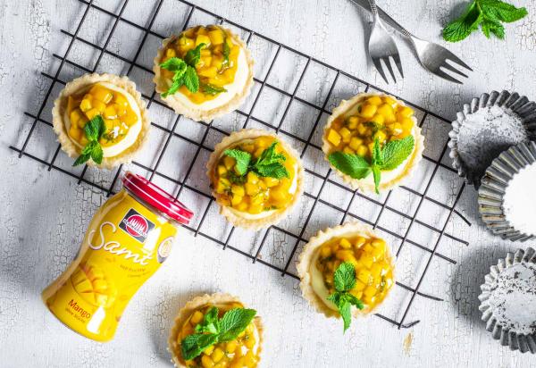 Tartelettes mit Pudding und Mango-Minz-Kompott