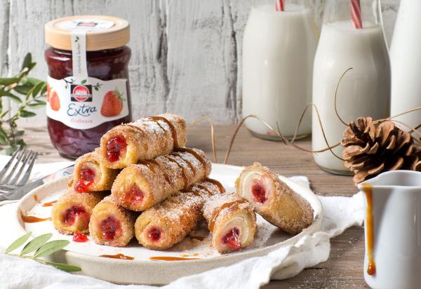 French Toast Röllchen mit Erdbeermarmelade und Frischkäse