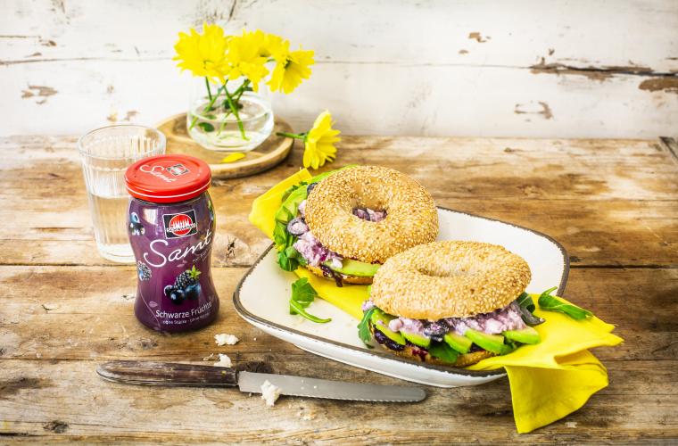 Bagel mit Hüttenkäse, Marmelade und Avocado