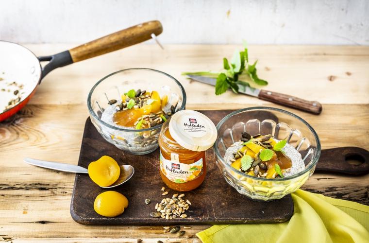 Chiapudding mit Aprikosen-Holunder-Marmelade