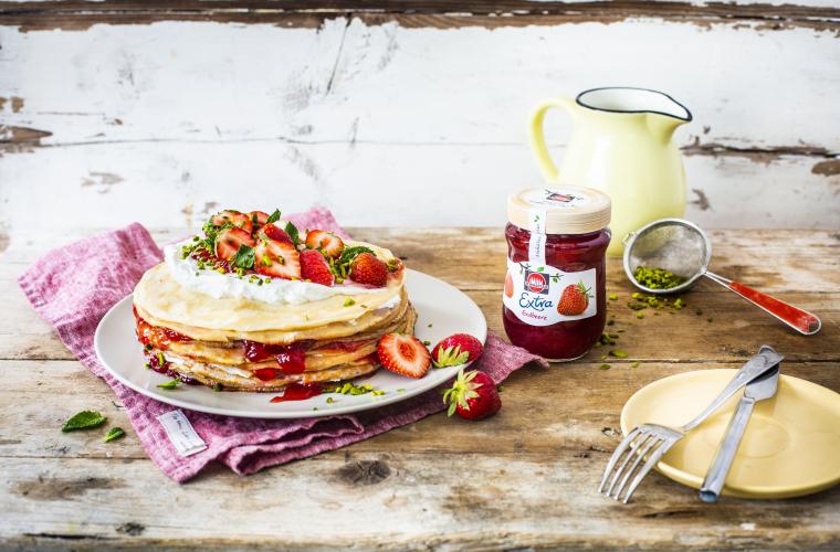 Crepe-Torte mit Quark, Erdbeeren und Minze