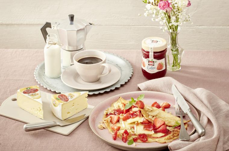 Gefüllte Pfannkuchen mit Erdbeeren und Allgäuer Rahm Torte