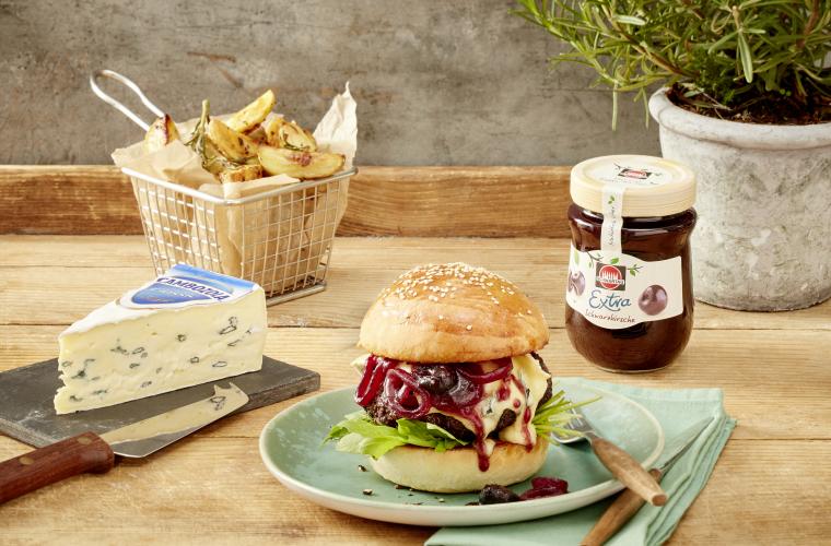 Cambozola Burger mit karamelisierten Schwarzkirsch-Zwiebeln