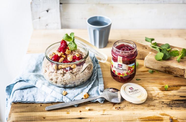 Fruchtiges Porridge mit Mandeln