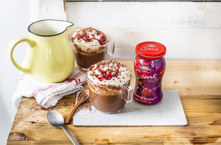 Heiße Schokolade mit Kirschmarmelade