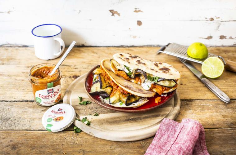 Naan-Brot-Sandwich mit gegrillter Aubergine