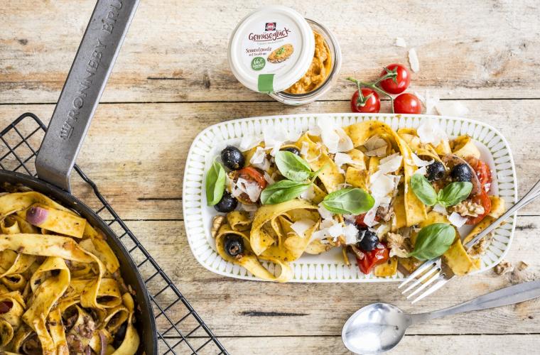 Pappardelle mit Datteltomaten und gerösteten Walnüssen