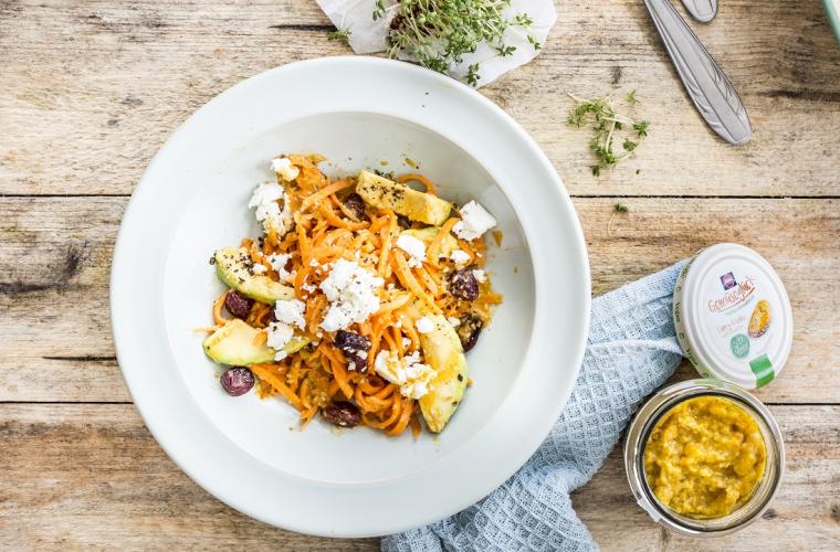 Möhrenspaghetti-Salat mit Avocado und Sesam