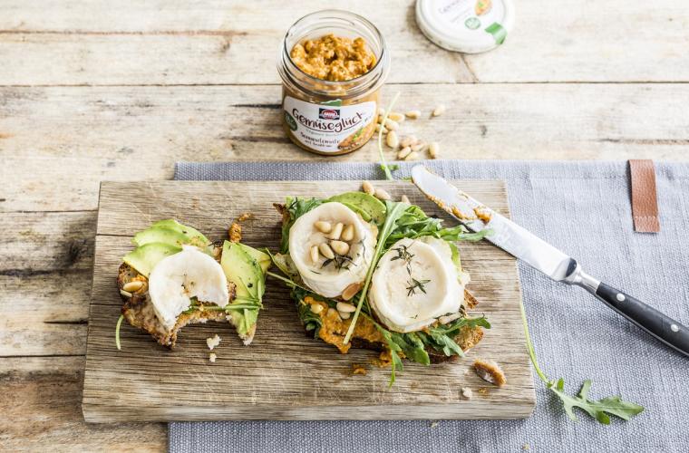 Mediterrane Stulle mit karamellisiertem Ziegenkäse und Rucola
