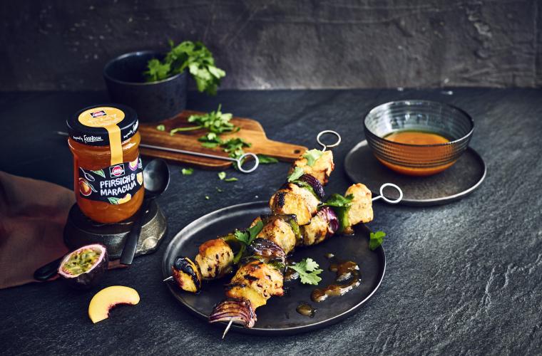 Gegrillte Hähnchenspieße mit Pfirsich-Maracuja-Marinade