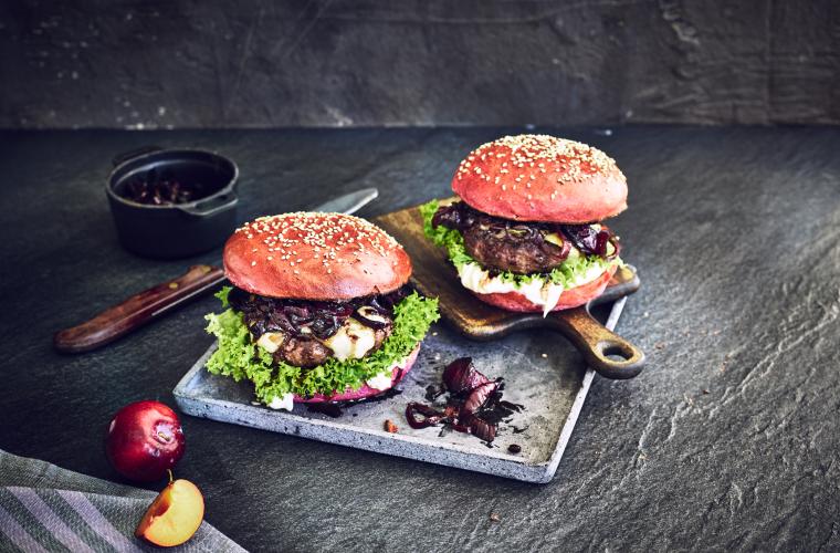 Beef Burger mit Kirsch-Pflaumen-Zwiebelconfit