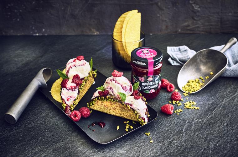 Vanilleeis mit Himbeer-Blutorangen-Swirl im Taco Shell