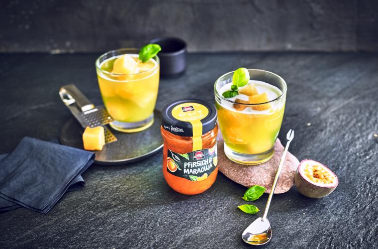 Gin Basil Smash mit Pfirsich-Maracuja-Eiswürfeln