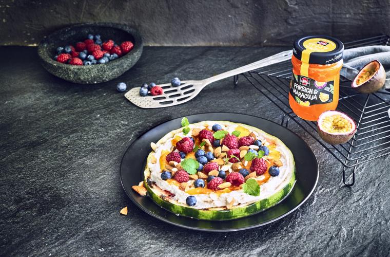 Gegrillte Wassermelone mit Pfirsich-Maracuja-Creme