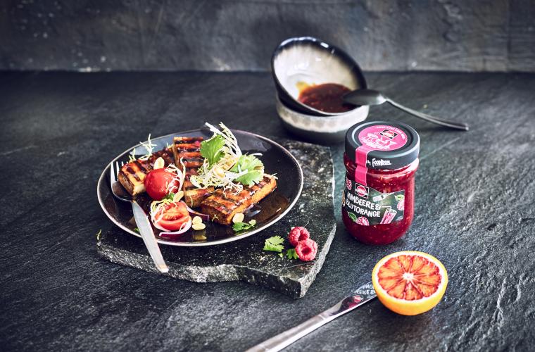 Gegrillter Tofu mit Himbeer-Blutorangen-Marinade