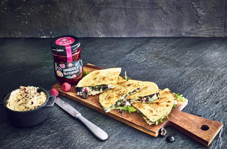 Quesadillas mit Himbeer-Blutorangen-Feta