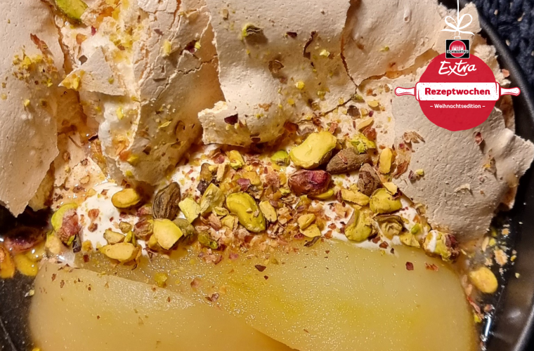 Pochierte Birnen mit Aprikosensauce und Baiser 