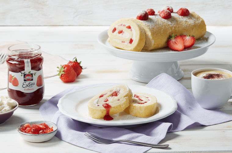 Biskuitrolle mit Erdbeeren