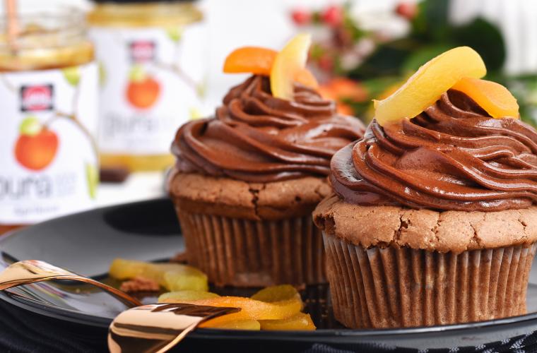 Sacher Cupcakes mit fruchtigem Kern