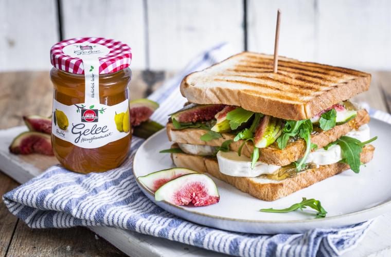 Süßes Sandwich mit Ziegenkäse und Quittengelee