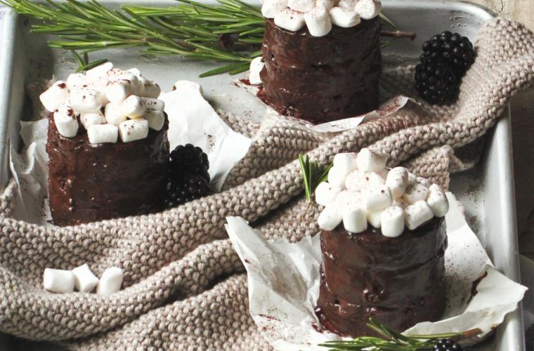 Lebkuchen-Brownies mit Brombeergelee