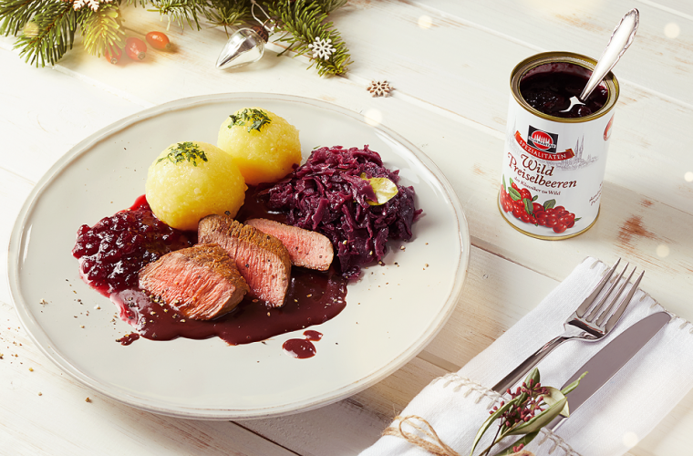 Rehbraten mit Klößen und Blaukraut
