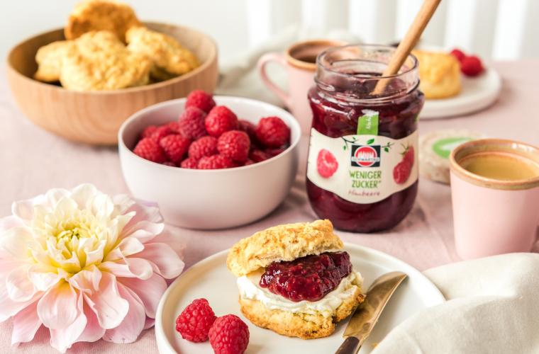 Scones mit Himbeer-Fruchtaufstrich