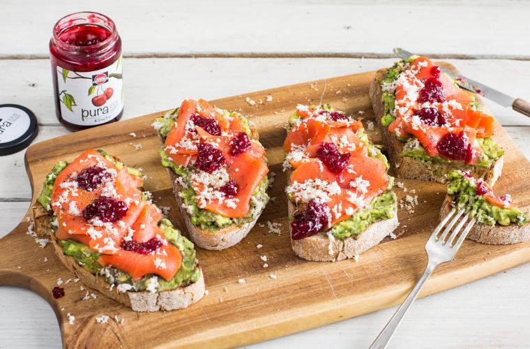 Stulle mit Lachs, Avocado und Kirsche
